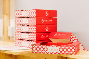 奈良県田原本町のいちごカゾクの直売所で販売する時のオリジナルデザインのパッケージです。朝採りいちごを丁寧にパック詰めし、その日にとれたいちごだけが直売所に並びます。