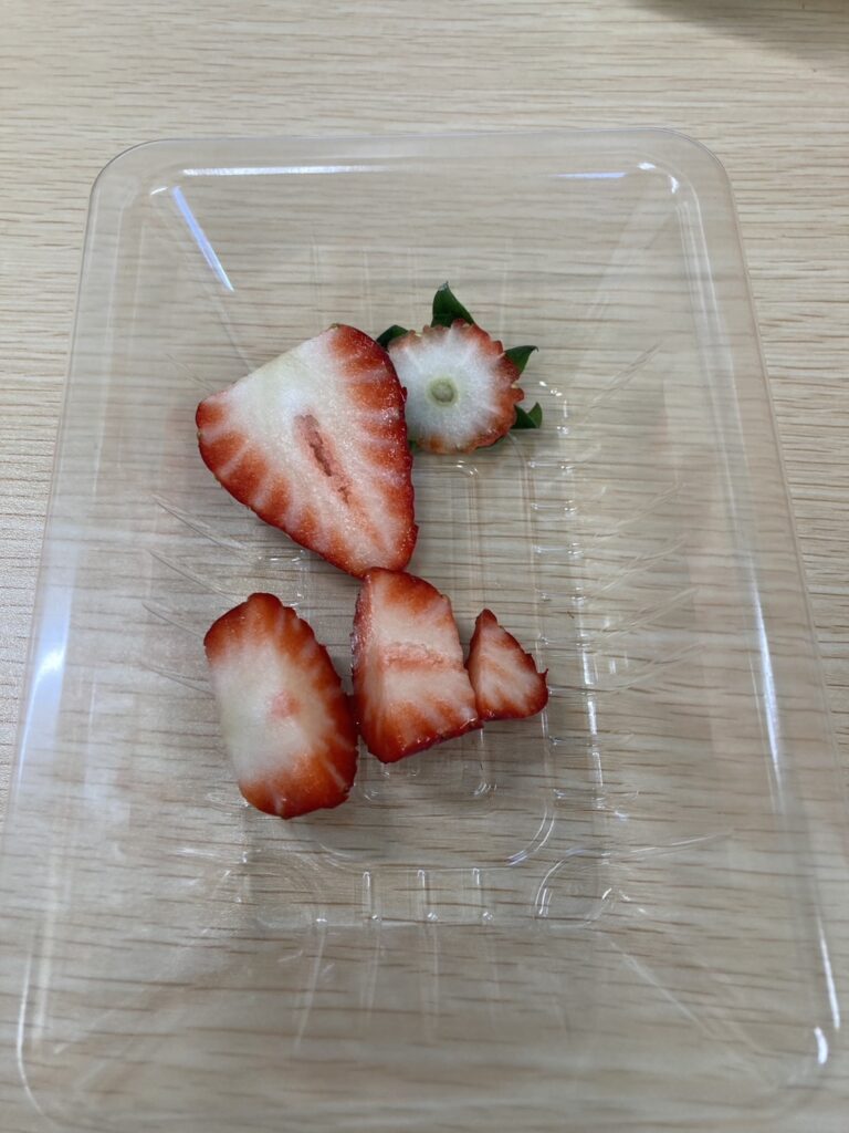 奈良県田原本町のいちご直売所いちごカゾク。糖度計で測定した奈良県産ブランドいちご古都華は平均糖度11度。甘さに自信を持って直売しています。