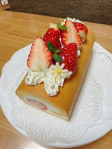 奈良県田原本町のいちご直売所 いちごカゾクの古都華を使って作った手作りロールケーキです
